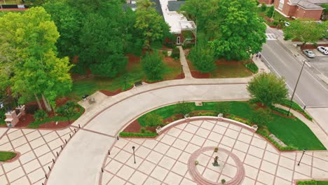 Absteigende-Drohnenaufnahme-Einer-Statue-Vor-Dem-Sportkomplex-Der-Coastal-Carolina-University-An-Einem-Sonnigen-Tag-In-Amerika