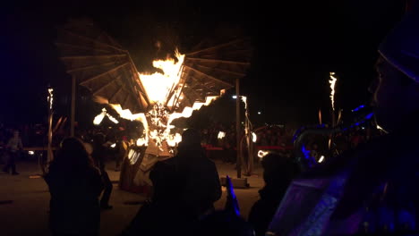 Statue-In-Flammen-Und-Tanzende-Nachtschwärmer-Beim-Kensington-Festival-Of-Lights-In-Toronto