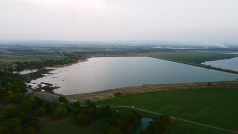 Luftaufnahme-Einer-Landschaft-Am-Ende-Des-Pa-Sak-Jolasid-Staudamms-Mit-Grünem-Gras-Und-Wasser