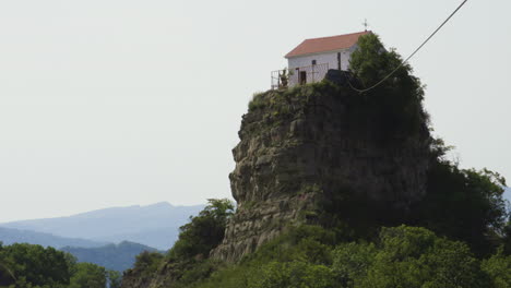 Antigua-Iglesia-Ortodoxa-En-La-Cima-De-Una-Montaña-Rocosa-En-Tsveri,-Georgia