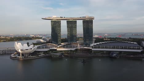 Moderner-Yachthafen-An-Der-Bucht-In-Der-Stadt-Singapur