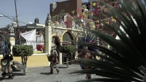 Danza-Mística-Azteca-Tradicional-Mexicana-Realizada-Por-Personas-En-Las-Calles-De-La-Ciudad-De-México