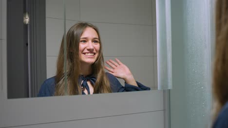 Mujer-Joven-Feliz-Mostrando-Alegría-Emoción-Contra-El-Espejo