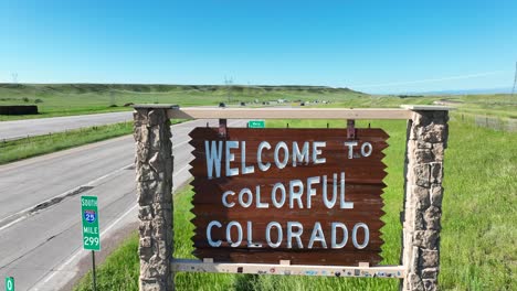 Bienvenido-Al-Colorido-Cartel-De-Colorado-En-Los-Pastizales