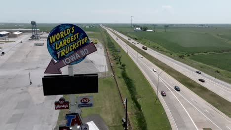 Weltweit-Größte-Raststätte-Entlang-Der-Autobahn-I-80-In-Walcott,-Iowa-Mit-Drohnenvideostall