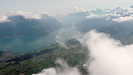 Muy-Por-Encima-De-Las-Nubes:-Panorama-Aéreo-Del-Lago-Thun,-Suiza