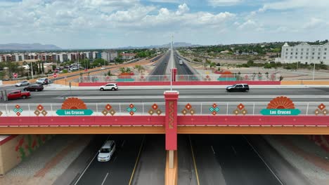 Las-Cruces-Symbol-Auf-Autobahnüberführung