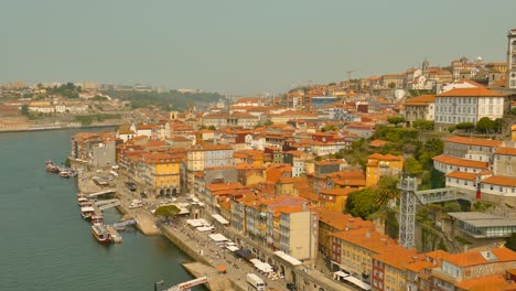 Vívido-Paisaje-De-La-Histórica-Ciudad-De-Oporto-Desde-Vila-Nova-De-Gaia-A-Través-Del-Río-Duero-En-Portugal.