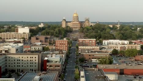 Downtown-Des-Moines,-Iowa-and-Iowa-state-capitol-building-with-drone-video-pulling-back-parallax