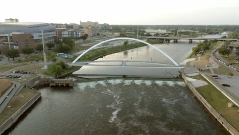 Iowa-Women-of-Achievement-Bridge-over-Des-Moines-River-in-Des-Moines,-Iowa-with-drone-video-pulling-back