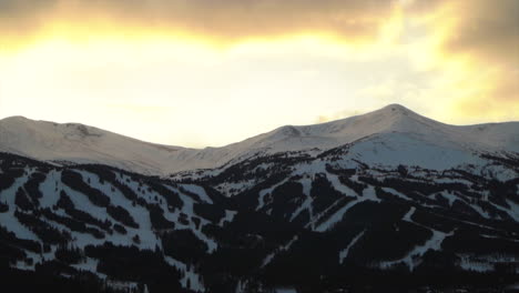 Atemberaubende-Pfanne-Links-Vom-Breckenridge-Ten-Mile-Peak,-Colorado-Skipisten-Bei-Sonnenuntergang,-Mid-Epic-Pass,-Orange,-Gelb,-Helle-Wolken,-Schattiger-Berggipfel,-8,-9,-10,-Kalter-Familienurlaub,-Felsige-Berge