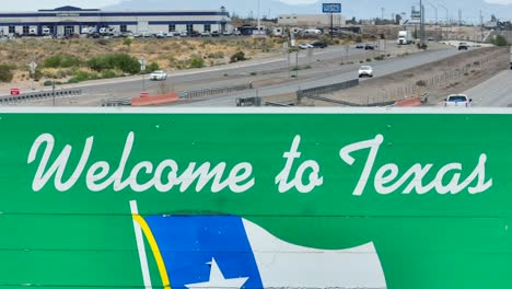 Bienvenido-A-La-Señal-De-Tráfico-Del-Estado-De-Texas-Con-La-Bandera-De-Texas