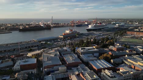 Luftaufnahme-Des-Hafens-Von-Fremantle-Im-Großraum-Perth-Bei-Sonnenuntergang