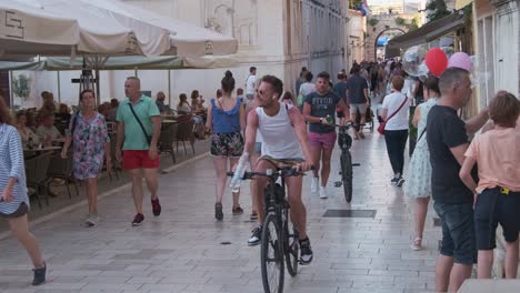 Altstadt-Von-Zadar-Und-Sommerstimmung-Mit-Fußgängern-Und-Einer-Frau,-Die-Luftballons-Verkauft