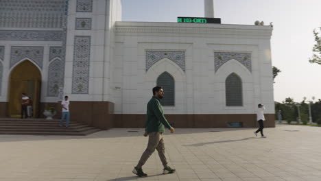 Gente-Caminando-Frente-A-Una-Mezquita-Menor-En-Taskent,-Uzbekistán