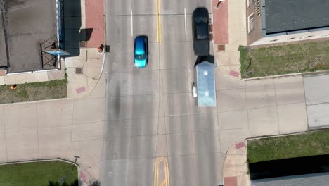 Intersección-En-El-Centro-De-Moline,-Illinois,-Con-Video-De-Drones-Mirando-Hacia-Abajo-Y-Estable