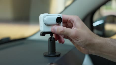 Conectar-La-Cámara-De-Acción-Insta360-Go-3-Al-Soporte-De-Liberación-Rápida-En-El-Tablero-Del-Automóvil