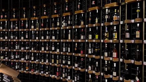 Schöne-Entsorgte-Weinflaschenwand-Abfällig-Cite-Du-Vin-Museum-In-Bordeaux,-Schwenken