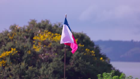 Bandera-Patriótica-Chilena-Ondeando-En-La-Costa-De-Castro-Al-Sur-De-Chile.