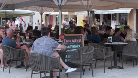Altstadtplatz-Von-Zadar-Mit-Restaurantterrasse-Und-Menschen,-Die-Sitzen-Und-Genießen