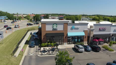 Toma-Aérea-De-Establecimiento-De-Una-Cafetería-Starbucks-En-Un-Suburbio-De-Estados-Unidos