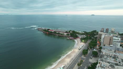 Luftaufnahme-Des-Historischen-Museums-Der-Copacabana-Festung,-Bewölkter-Tag,-Rio-De-Janeiro,-Brasilien