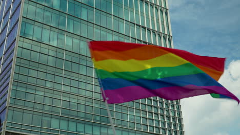 Bunte-Pride-Flagge-Wehte-Durch-Den-Himmel-Vor-Einem-Wolkenkratzer-In-Warschau,-Polen