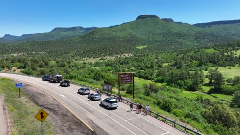 Los-Viajeros-Y-Las-Familias-Disfrutan-De-La-Bienvenida-Al-Colorido-Cartel-Del-Estado-De-Colorado-En-Las-Montañas-Rocosas.