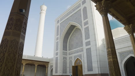 Fachada-Blanca-Exterior-De-La-Mezquita-Menor-En-Tashkent,-Uzbekistán
