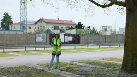 Vermesserin,-Die-Einen-Professionellen-DJI-Mavic-3e-In-Warnweste-Auf-Dem-Parkplatz-Bedient