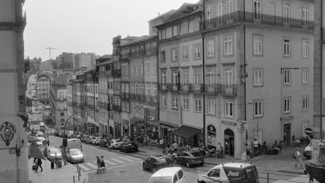 Gente-Y-Transporte-Con-Fachada-Antigua-De-Edificios-En-El-Centro-Histórico-De-Oporto-En-Portugal.