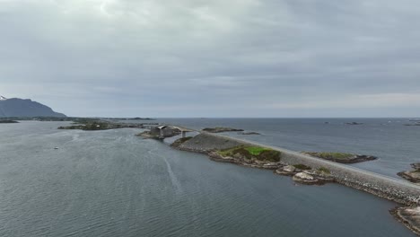 Panorama-Luftaufnahme-Aus-Der-Ferne-Mit-Vollständiger-Sicht-Auf-Die-Atlantikstraße-Mit-Dem-Horizont-Im-Hintergrund-–-Norwegen-Luftaufnahme