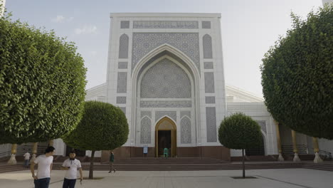 Tourists-At-The-Beautiful-White-Minor-Mosque-In-Tashkent,-Uzbekistan,-Central-Asia