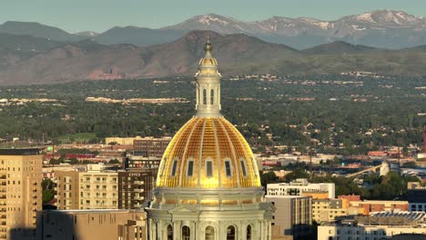 Cúpula-Del-Edificio-Del-Capitolio-De-Colorado-Con-Montañas-Rocosas-En-El-Fondo