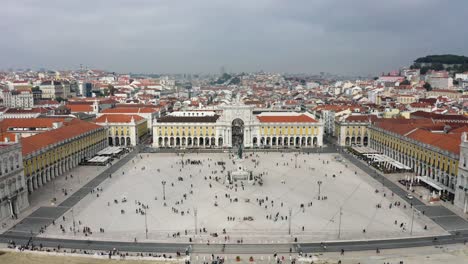 Ein-Stadtplatz,-Der-über-Lissabon-Thront