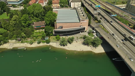 Nadadores-Del-Río-Rhein-Flotando-En-El-Museo-Tinguely-Basilea,-Suiza