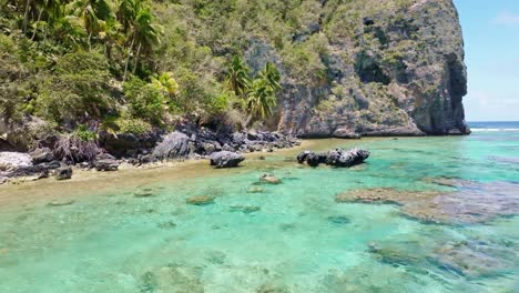Luftaufnahme-Eines-Wunderschönen-Paradieses-Mit-Klarem-Wasser,-Felsiger-Küste-Und-Tropischen-Bäumen-Im-Sommer---Dominikanische-Republik,-Playa-Fronton