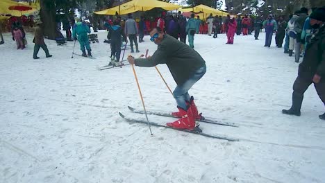 Gente-Disfrutando-De-Una-Aventura-De-Patinaje-Sobre-Nieve-En-Las-Montañas-Nevadas-Durante-El-Día.-El-Video-Se-Tomó-En-Manali-En-Himachal-Pradesh,-India,-El-22-De-Marzo-De-2023.