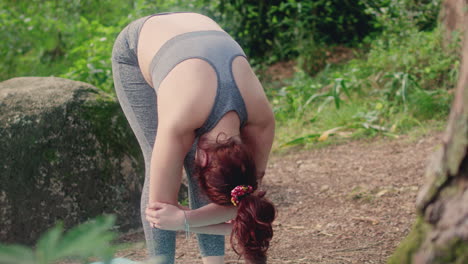 Mädchen-Praktiziert-Yoga-In-Einem-Wald,-Vorwärtsbewegung