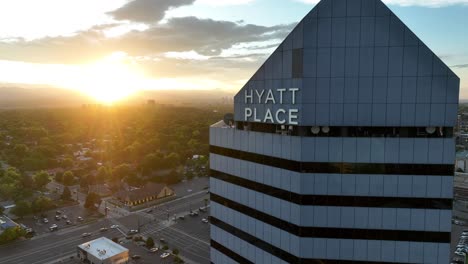 Hyatt-Place-Wolkenkratzerhotel-Während-Des-Wunderschönen-Sonnenuntergangs-Zur-Goldenen-Stunde