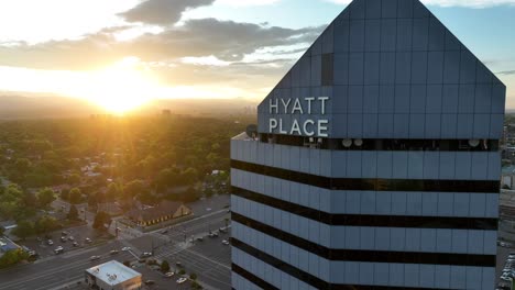 Hotel-Rascacielos-Hyatt-Place-Durante-La-Hermosa-Puesta-De-Sol-De-La-Hora-Dorada