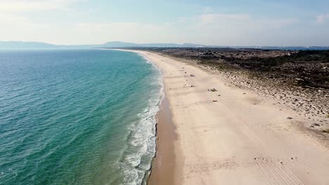 Praia-Da-Comporta-Portugal,-Gran-Playa-Con-Agua-Turquesa,-Gran-Horizonte,-Gran-Duna-De-La-Tarde,-Cielo-Azul