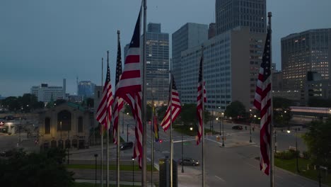 Banderas-Americanas-Ondeando-Frente-Al-Centro-De-Detroit,-Michigan.