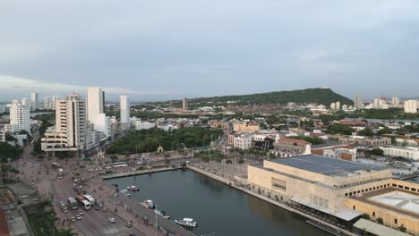 Ciudad-Portuaria-De-Cartagena-De-Indias-En-La-Costa-Caribeña-De-Colombia-Con-Casco-Antiguo-Amurallado,-Vista-Aérea