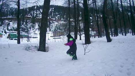 Mädchen-Genießt-Schneewanderabenteuer-In-Schneebedeckten-Bergen-Am-Tag.-Das-Video-Wurde-Am-22.-März-2023-In-Manali-In-Himachal-Pradesh,-Indien,-Aufgenommen