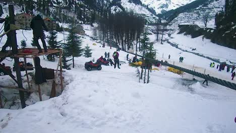 Mädchen-Macht-Seilbahn-Rutschabenteuer-In-Schneebedeckten-Bergen-Am-Tag.-Das-Video-Wurde-Am-22.-März-2023-In-Manali-In-Himachal-Pradesh,-Indien,-Aufgenommen