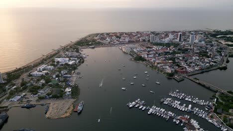 Luftaufnahme-Des-Sonnenuntergangs-Der-Hafenstadt-Cartagena-De-Indias-In-Kolumbien-über-Der-Küste-Des-Karibischen-Meeres