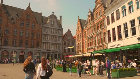 Touristen,-Die-Auf-Dem-Marktplatz-In-Der-Altstadt-Von-Brügge-In-Belgien-Herumwandern