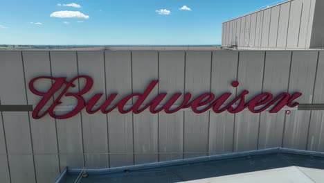 Budweiser-Schild-An-Der-Brauerei-In-Fort-Collins,-Colorado