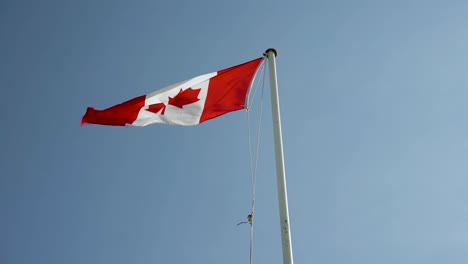 Bandera-Canadiense-Ondeando-En-El-Viento-En-Un-Día-Soleado---Cámara-Lenta
